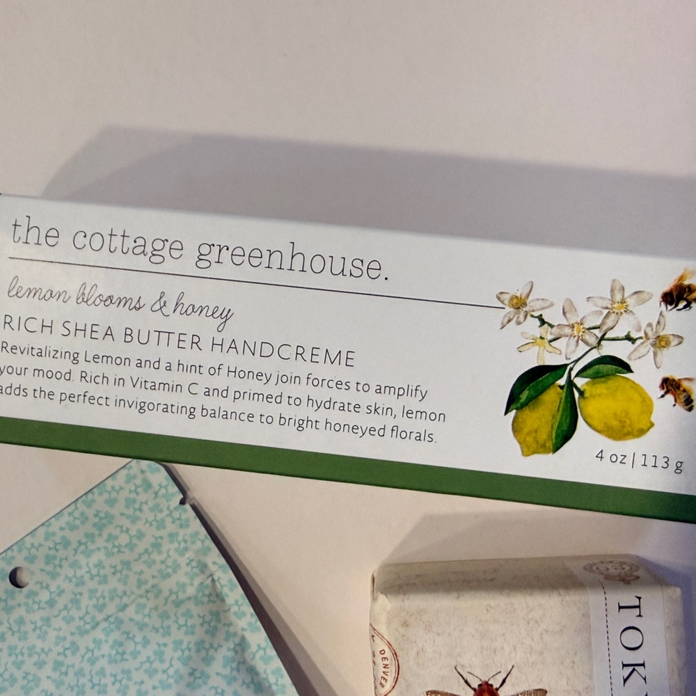 Lot (3) of The Cottage Greenhouse, Library of Flowers, and TokyoMilk Body care - Picture 4 of 8
